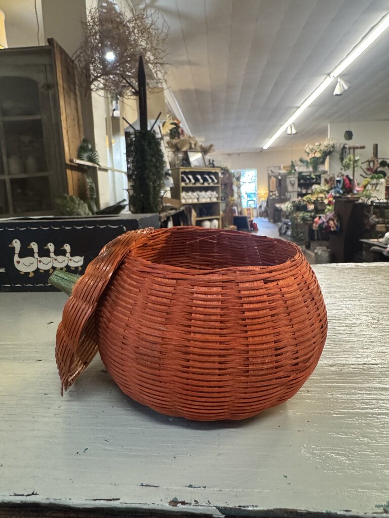 WOVEN PUMPKIN LIDDED BASKET