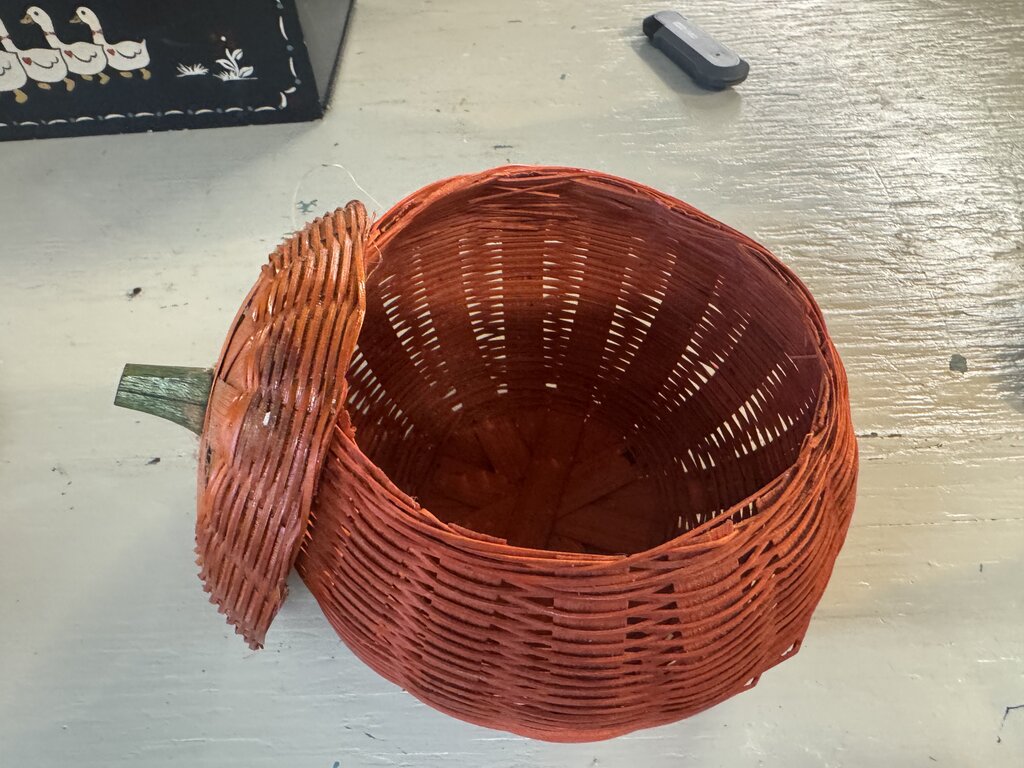WOVEN PUMPKIN LIDDED BASKET