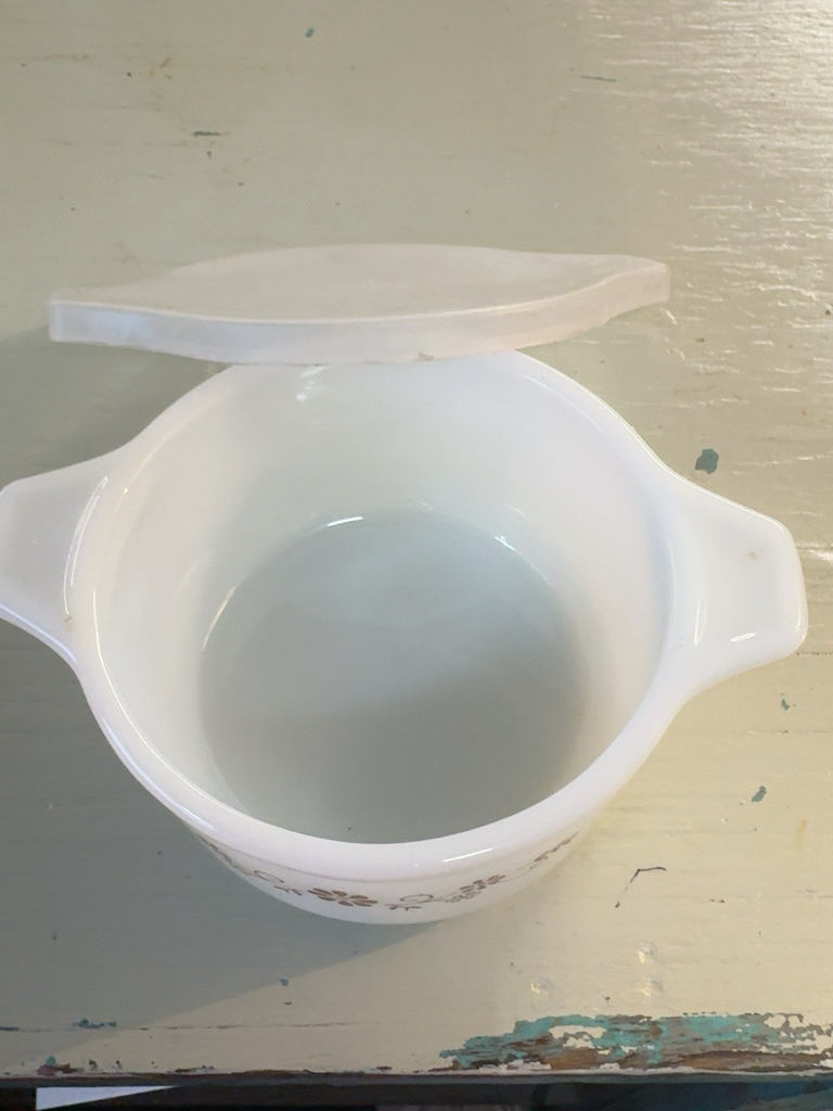TERMOCRISA MILK GLASS CASSEROLE DISH WITH LID