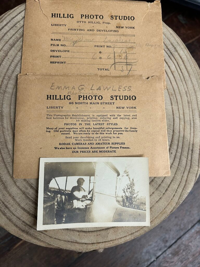 HILLIG PHOTO STUDIO ENVOLPE DATED 1956 WITH PICTURE INSIDE BLK/WHITE