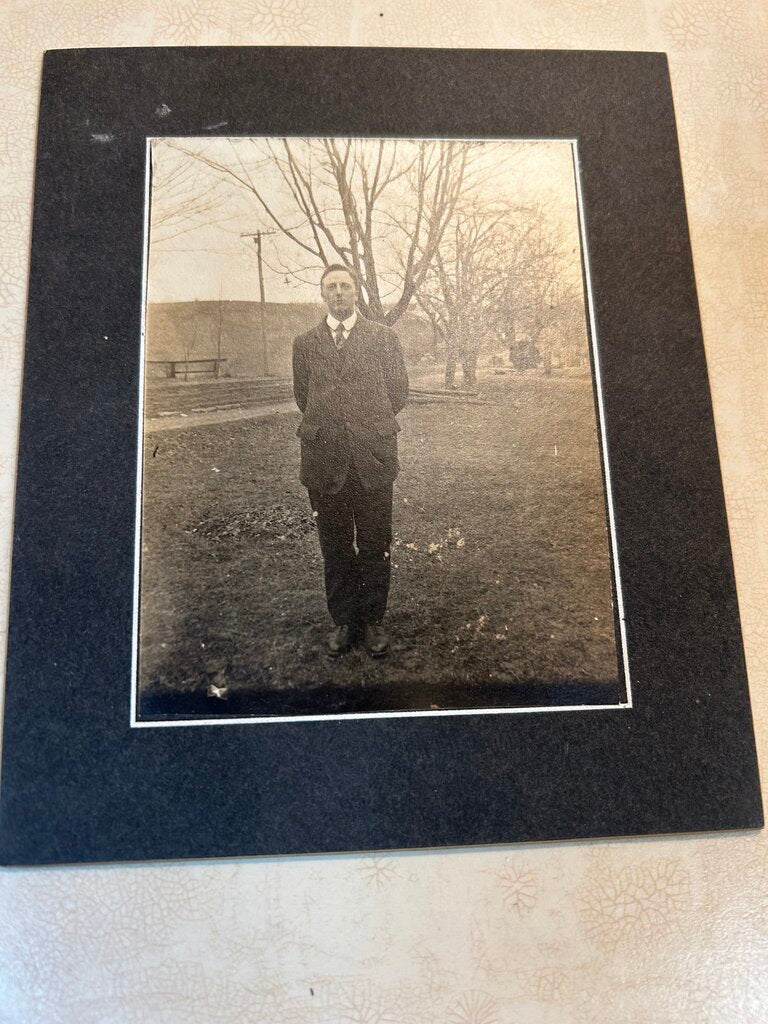PORTRAIT CARD OF MAN IN SUIT BLK/WHT