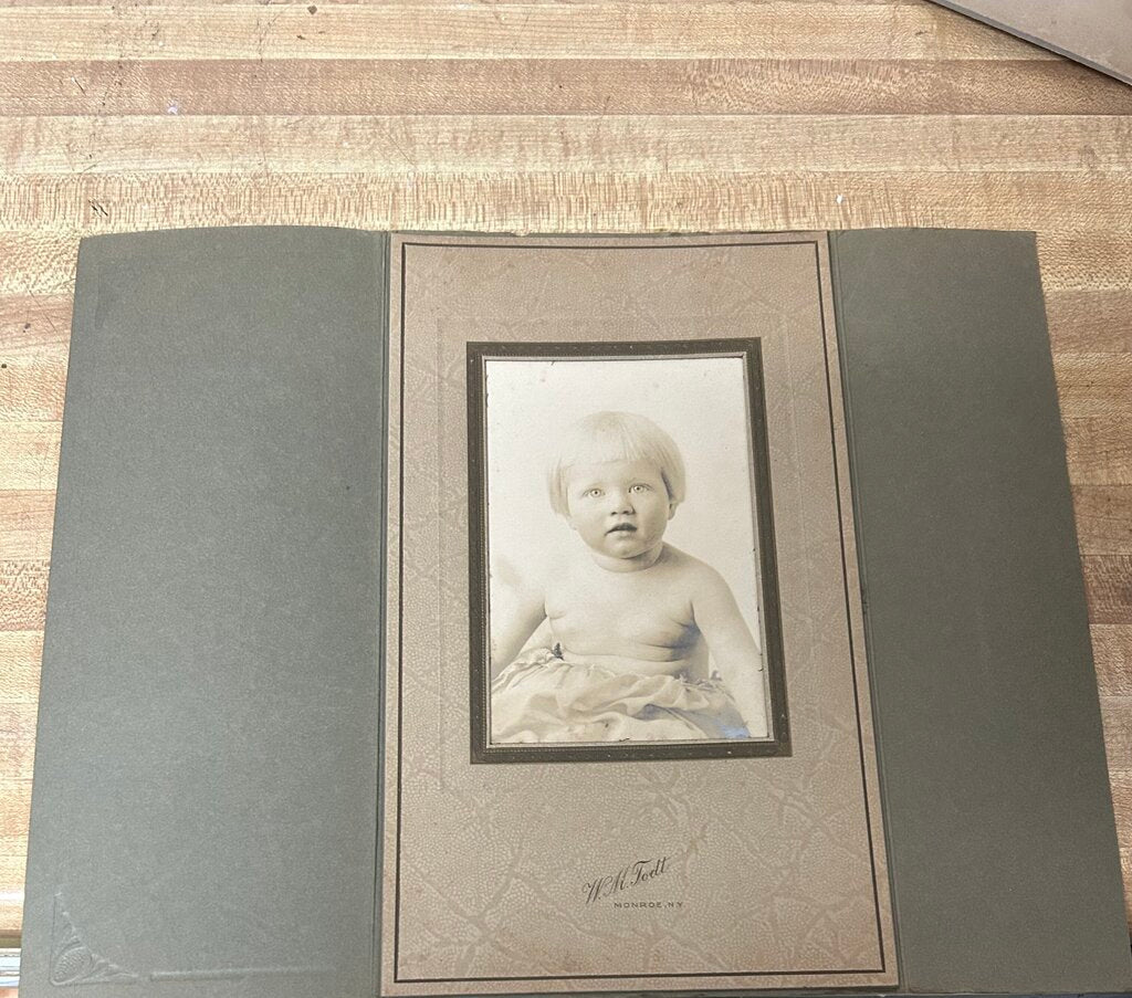 PHOTO OF YOUNG CHILD WITHOUT SHIRT