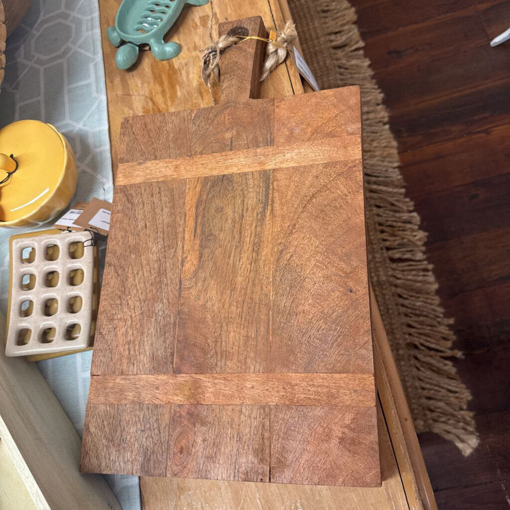 WOODEN CUTTING BOARD