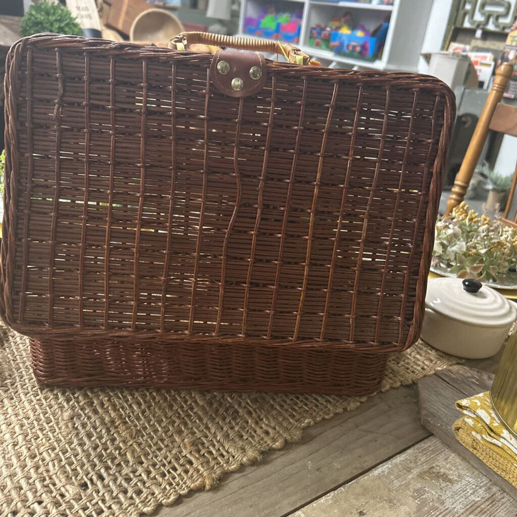 VINTAGE WICKER PICNIC BASKET