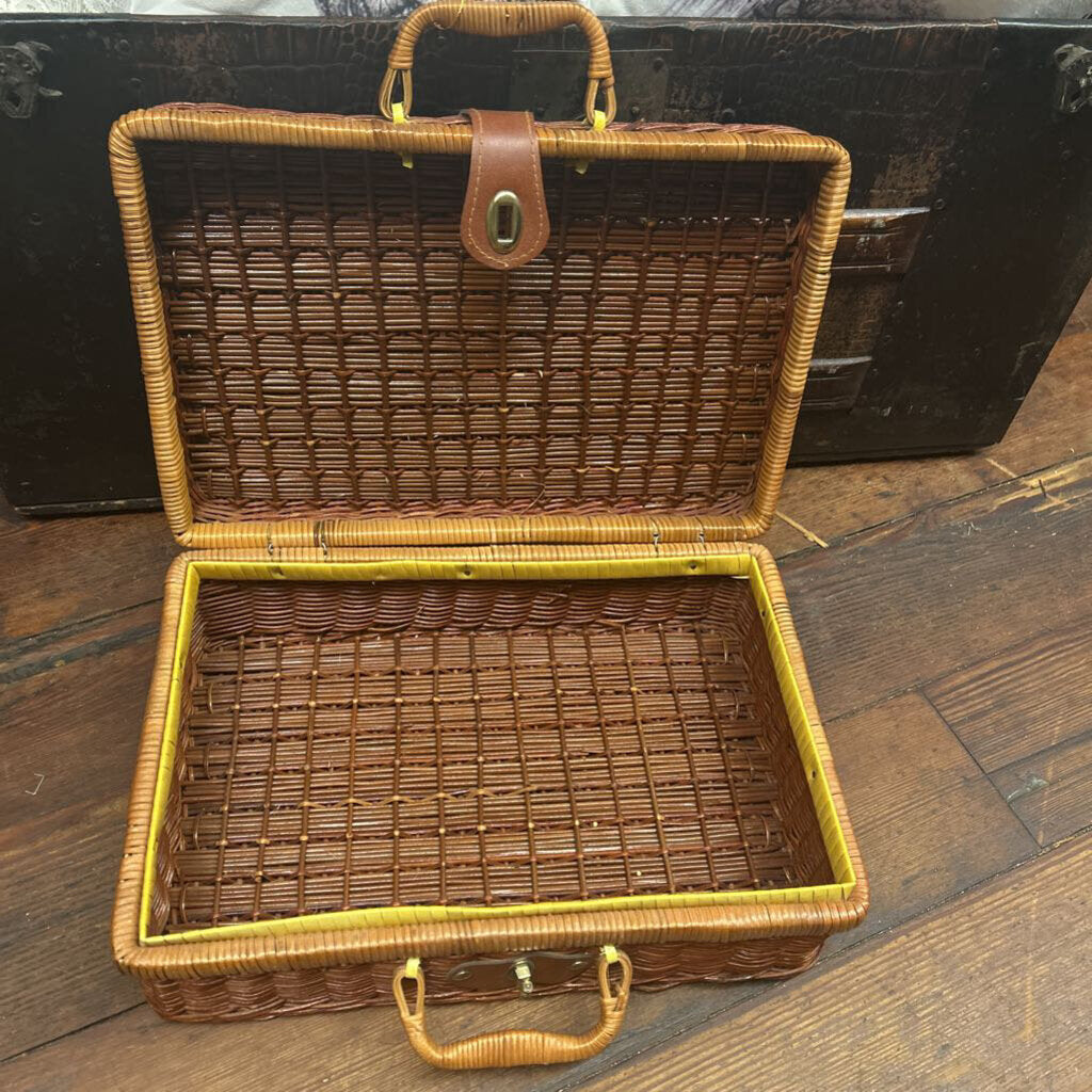 VINTAGE WICKER PICNIC BASKET