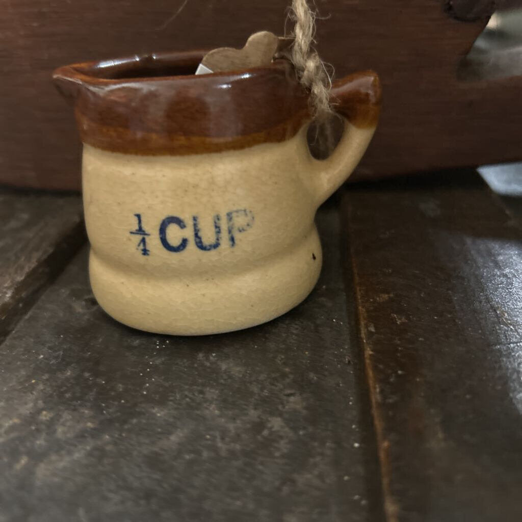 MEASURING CUP 1/4