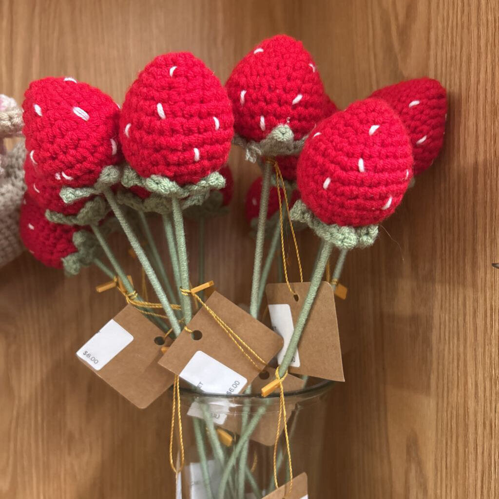 CROCHET STRAWBERRY PICK