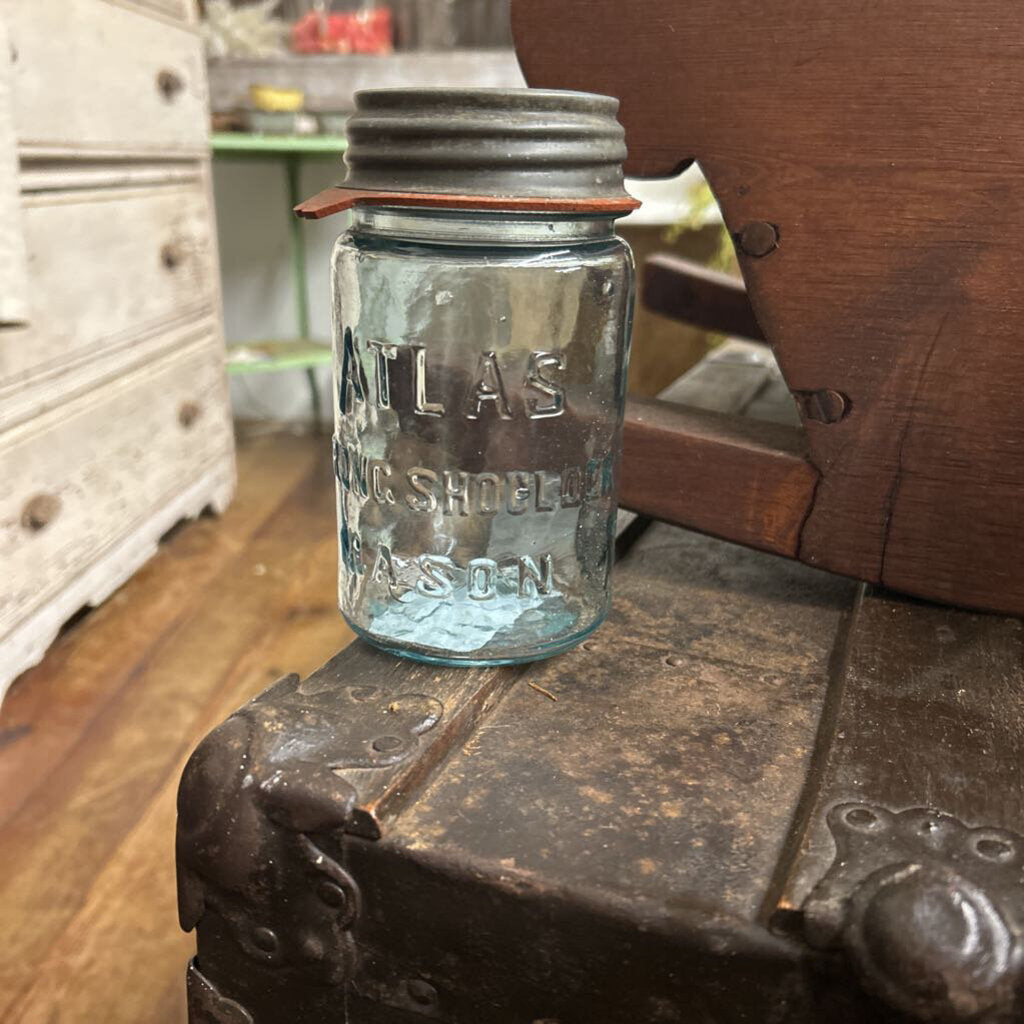 VINTAGE PINT SIZE AQUA COLORED ATLAS STRONG SHOULDER MASON JAR
