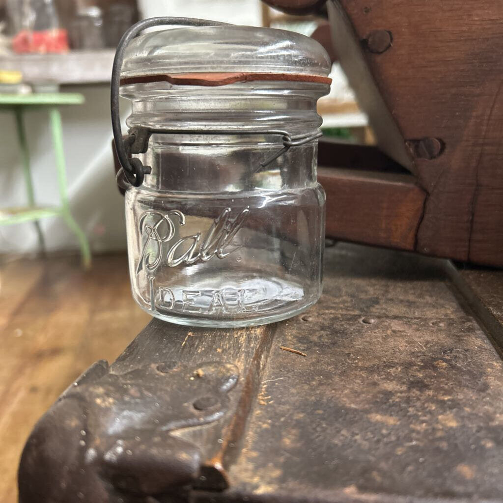 BALL IDEAL 1/2 PINT JAR WITH LID