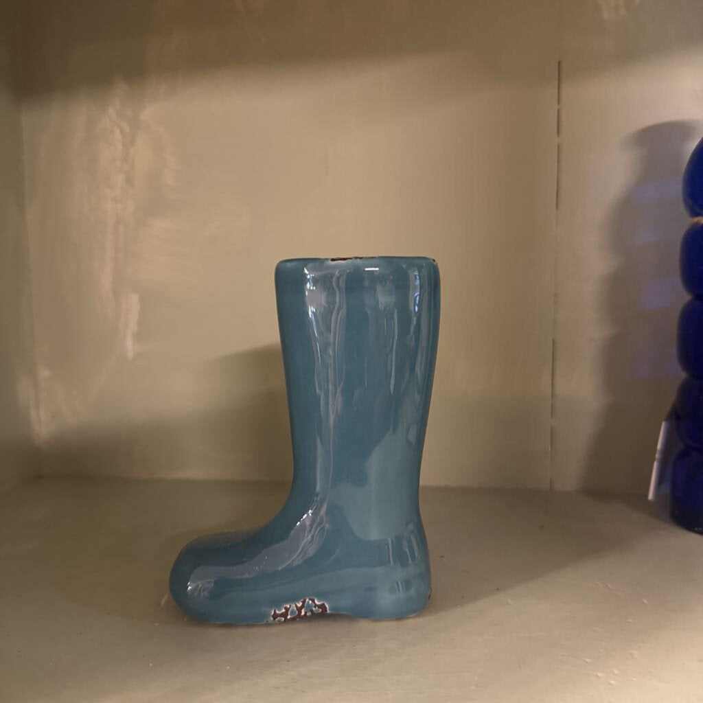 DISTRESSED BOOT VASE