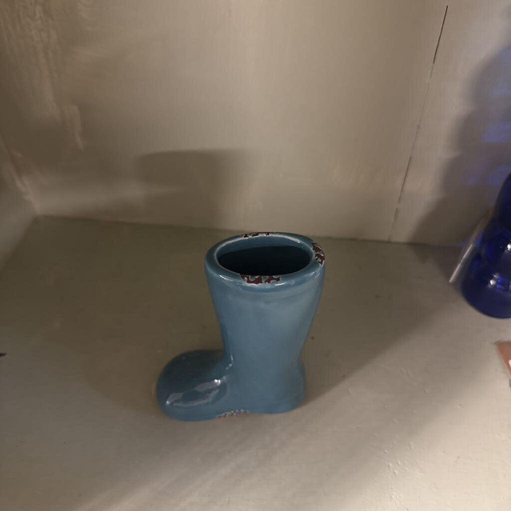 DISTRESSED BOOT VASE
