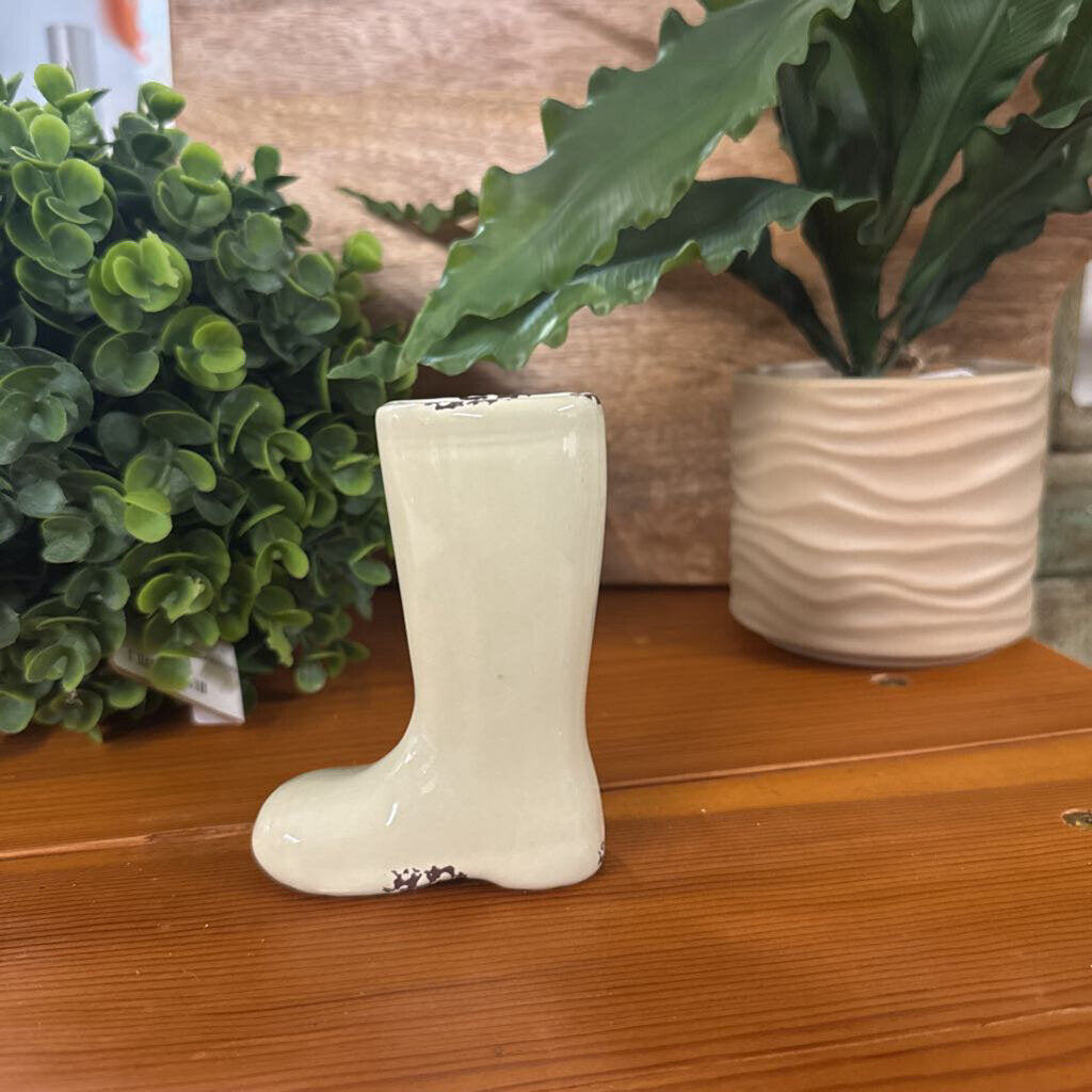 DISTRESSED BOOT VASE