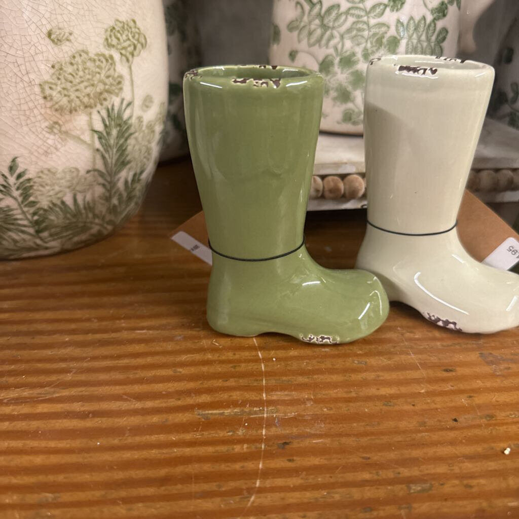 DISTRESSED BOOT VASE