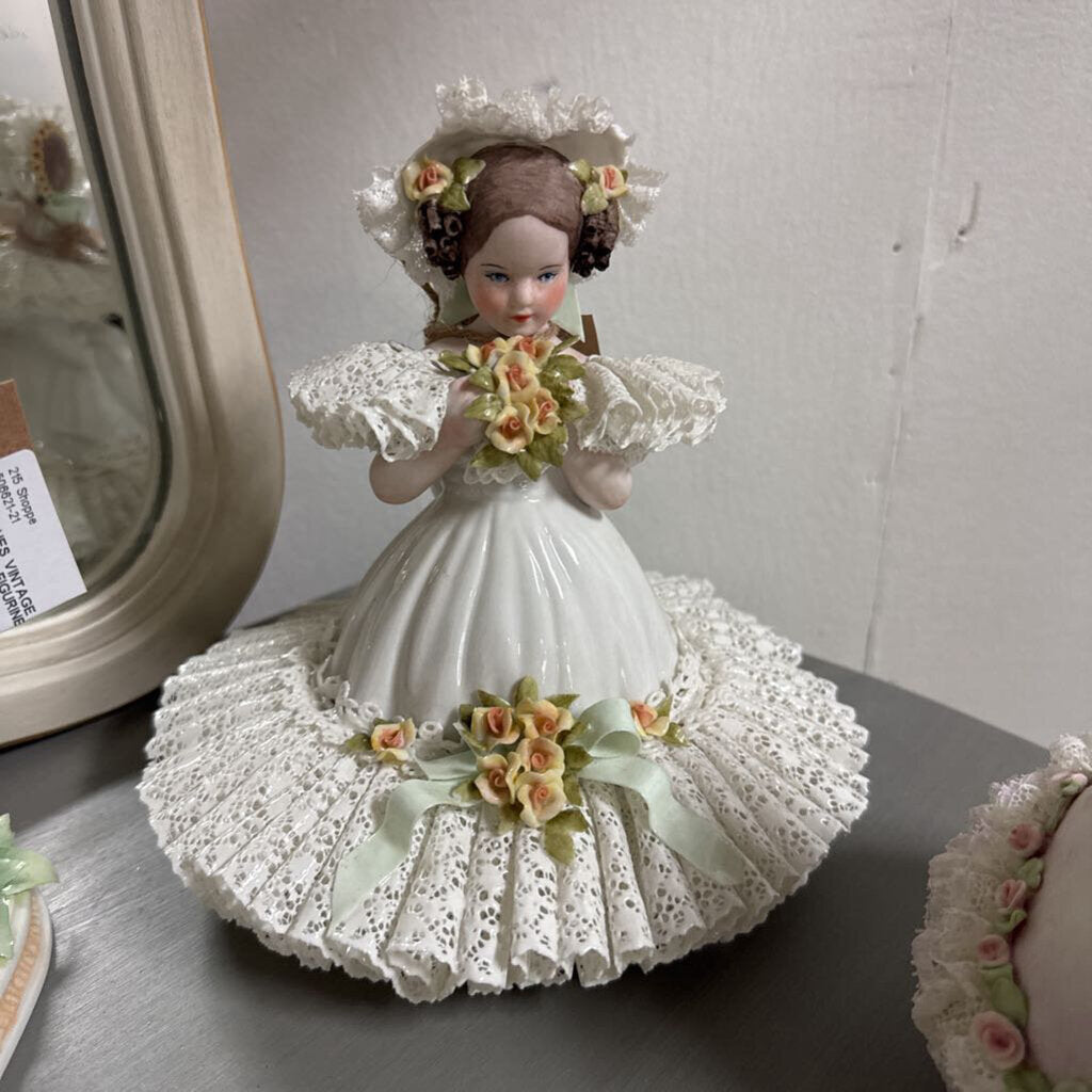 VINTAGE PORCELIAN FIGURINE