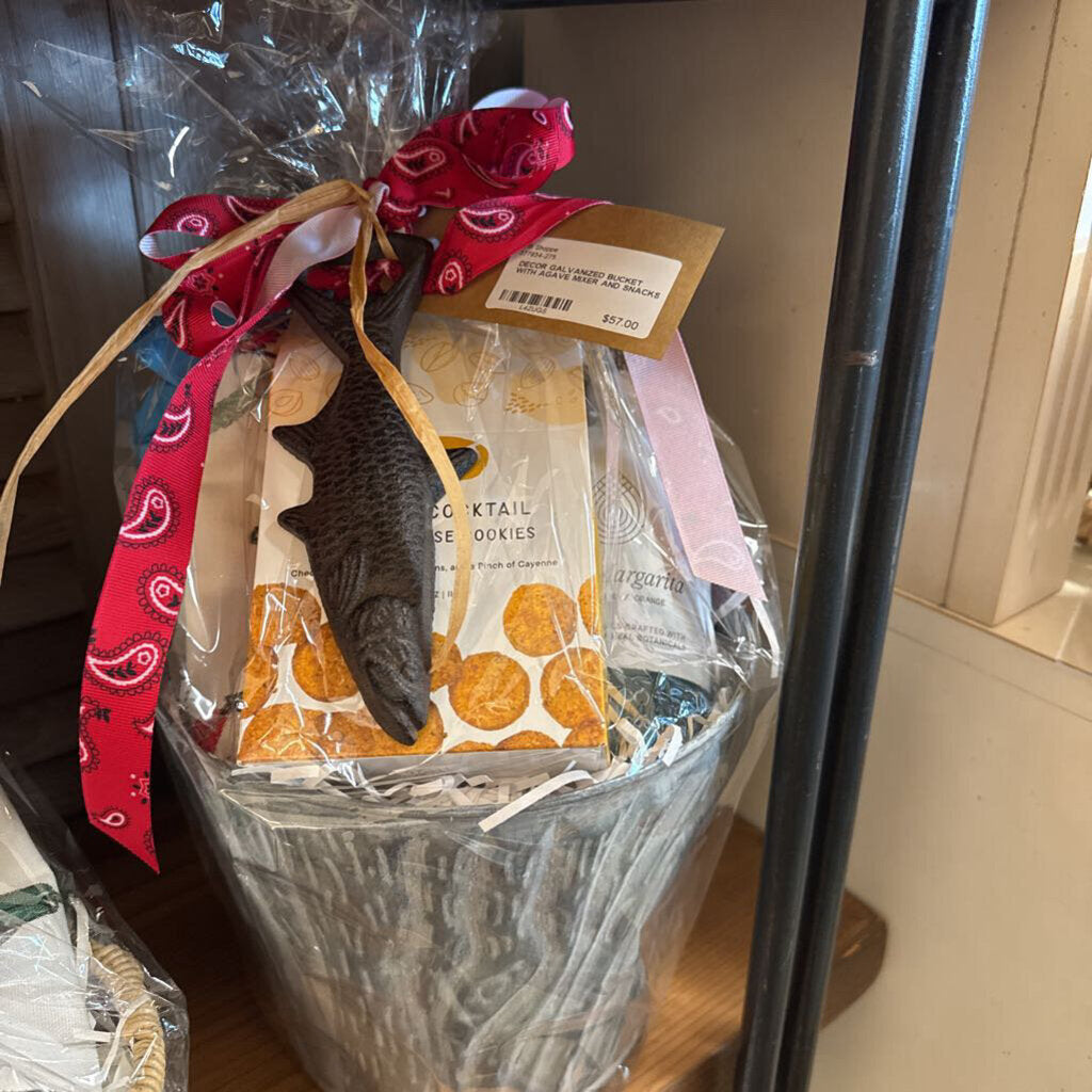 GALVANIZED BUCKET WITH AGAVE MIXER AND SNACKS