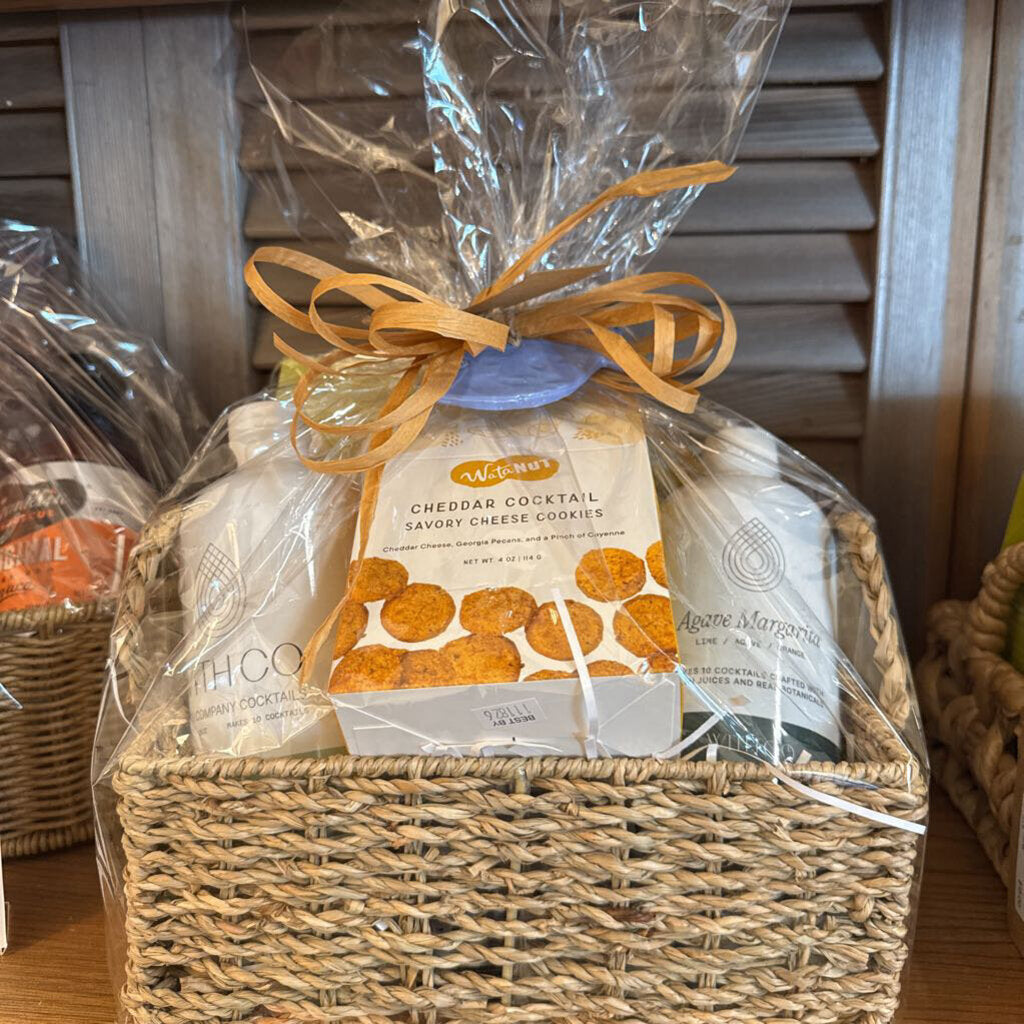 WITH CO COCKTAIL BASKET WITH SNACKS