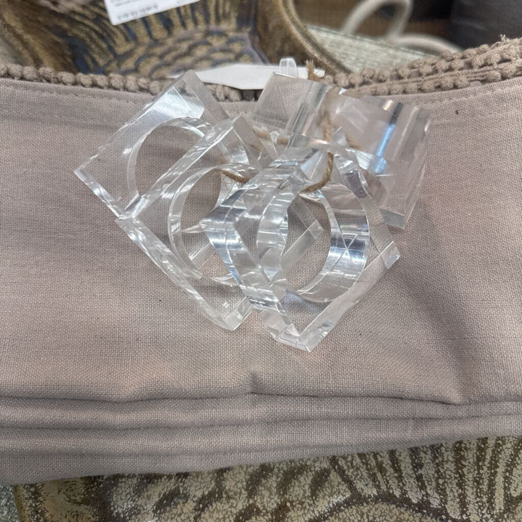 ACRYKIC NAPKIN RINGS (4)