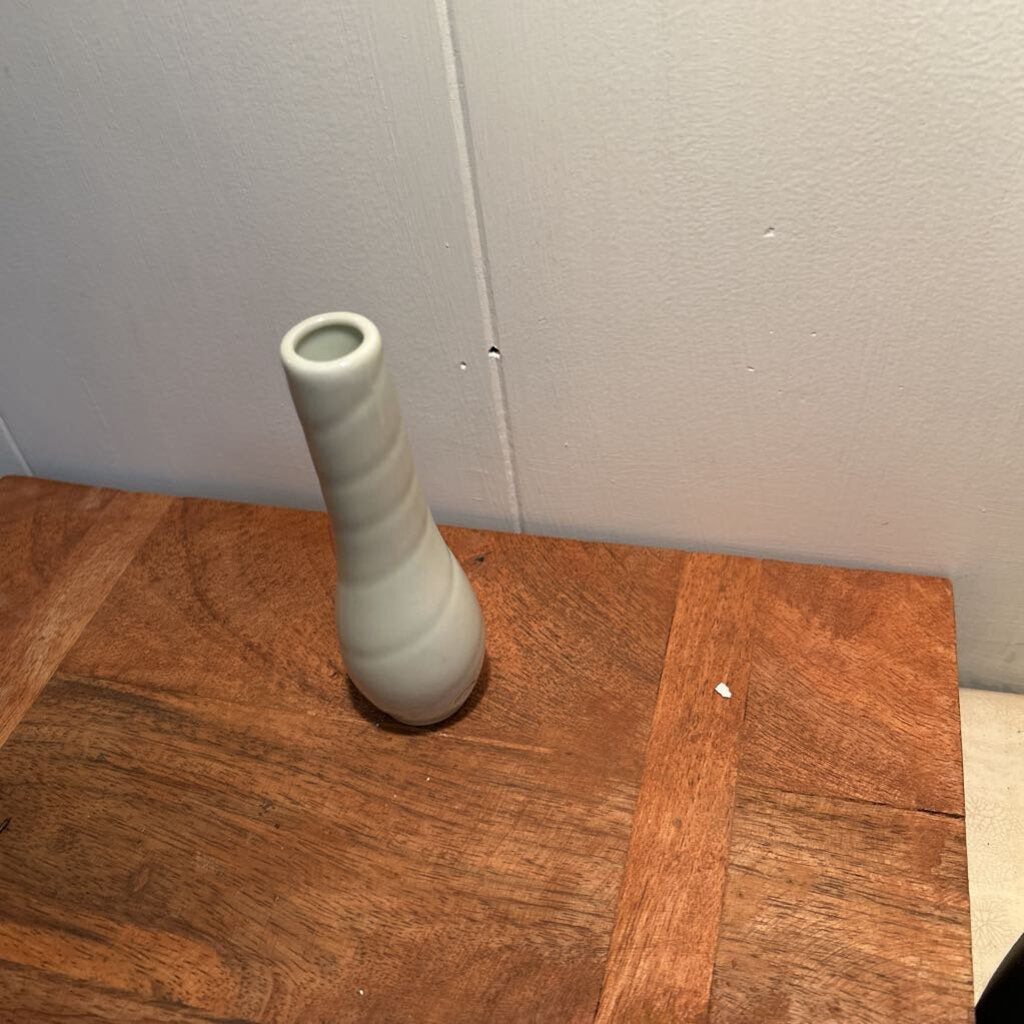MINI CREAM BUD VASE