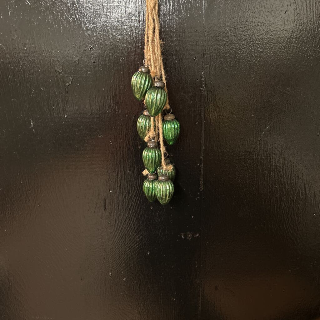 GREEN LIGHT BULD GARLAND