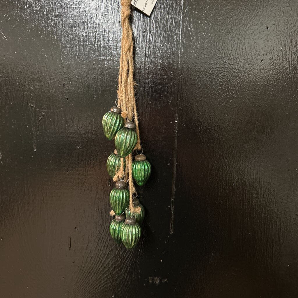 GREEN LIGHT BULD GARLAND