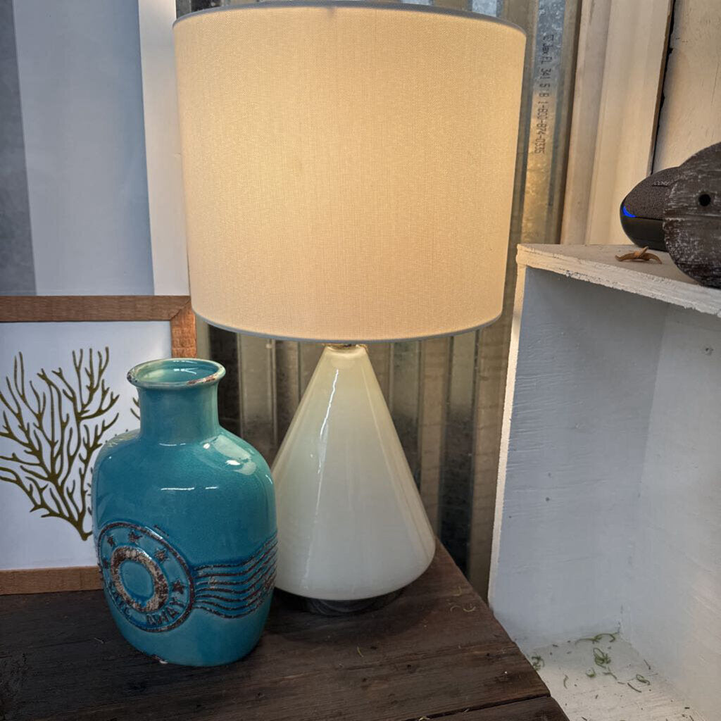 WHITE LAMP WITH WHITE SHADE