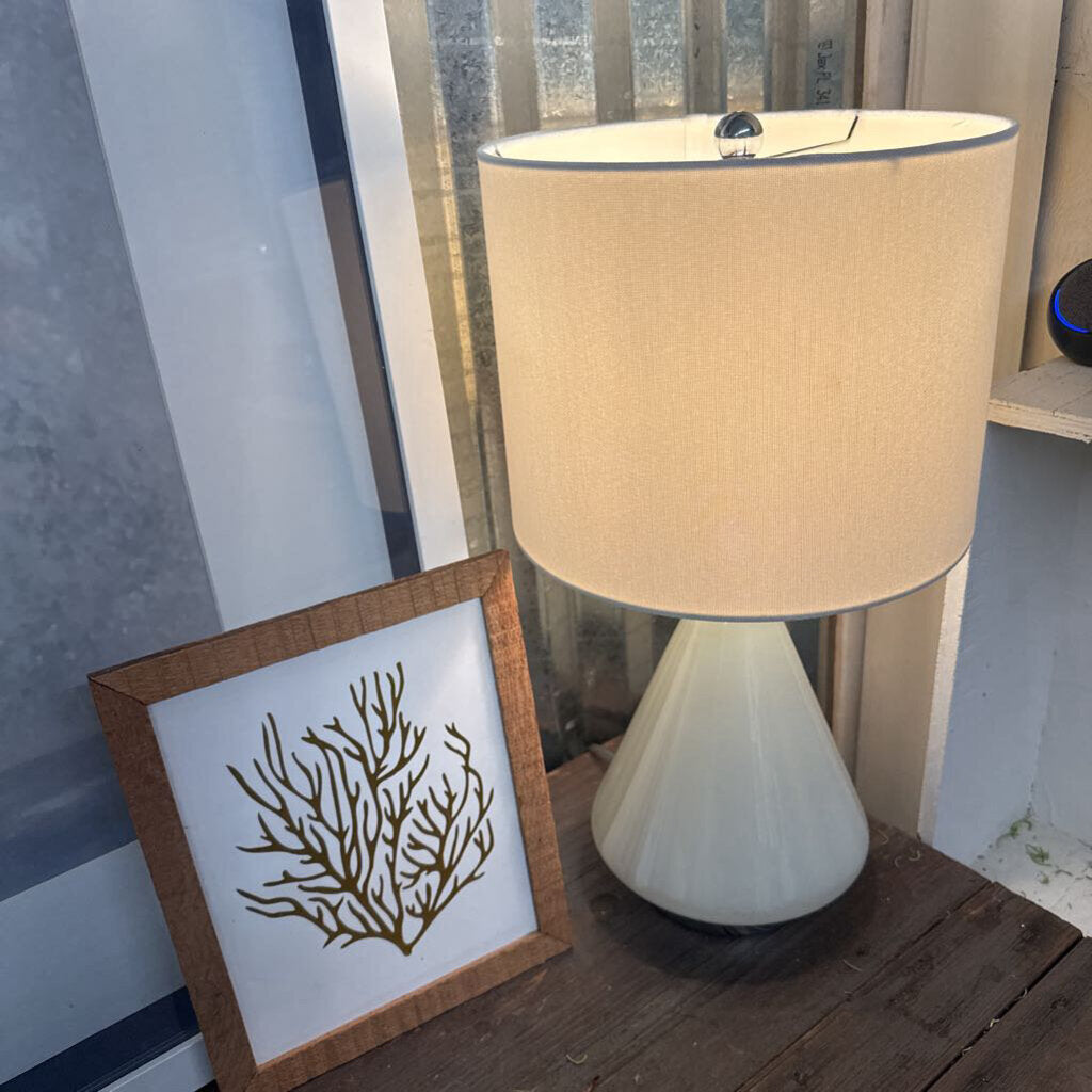 WHITE LAMP WITH WHITE SHADE