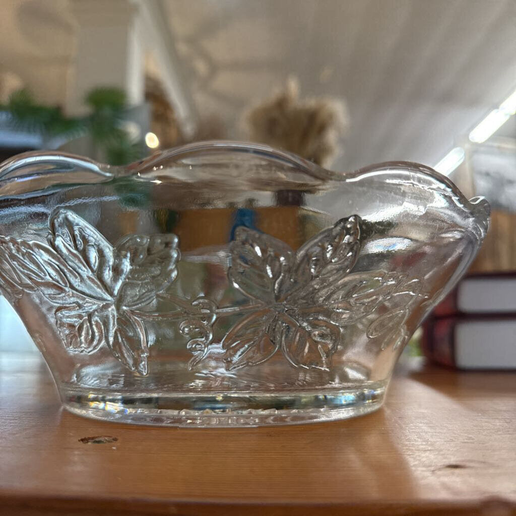 LARGE VINTAGE CLEAR PRESSED GLASS SERVING BOWL