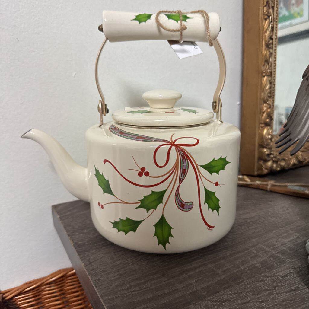 HOLLY TEAPOT