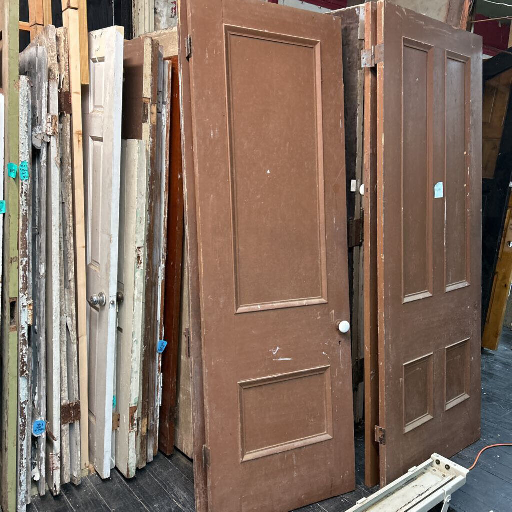 VINTAGE BROWN DOOR WITH HARDWARE AND WHITE KNOB 891/4X301/4