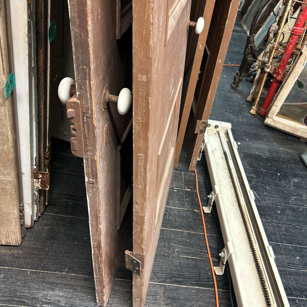 VINTAGE BROWN DOOR WITH HARDWARE AND WHITE KNOB 891/4X301/4