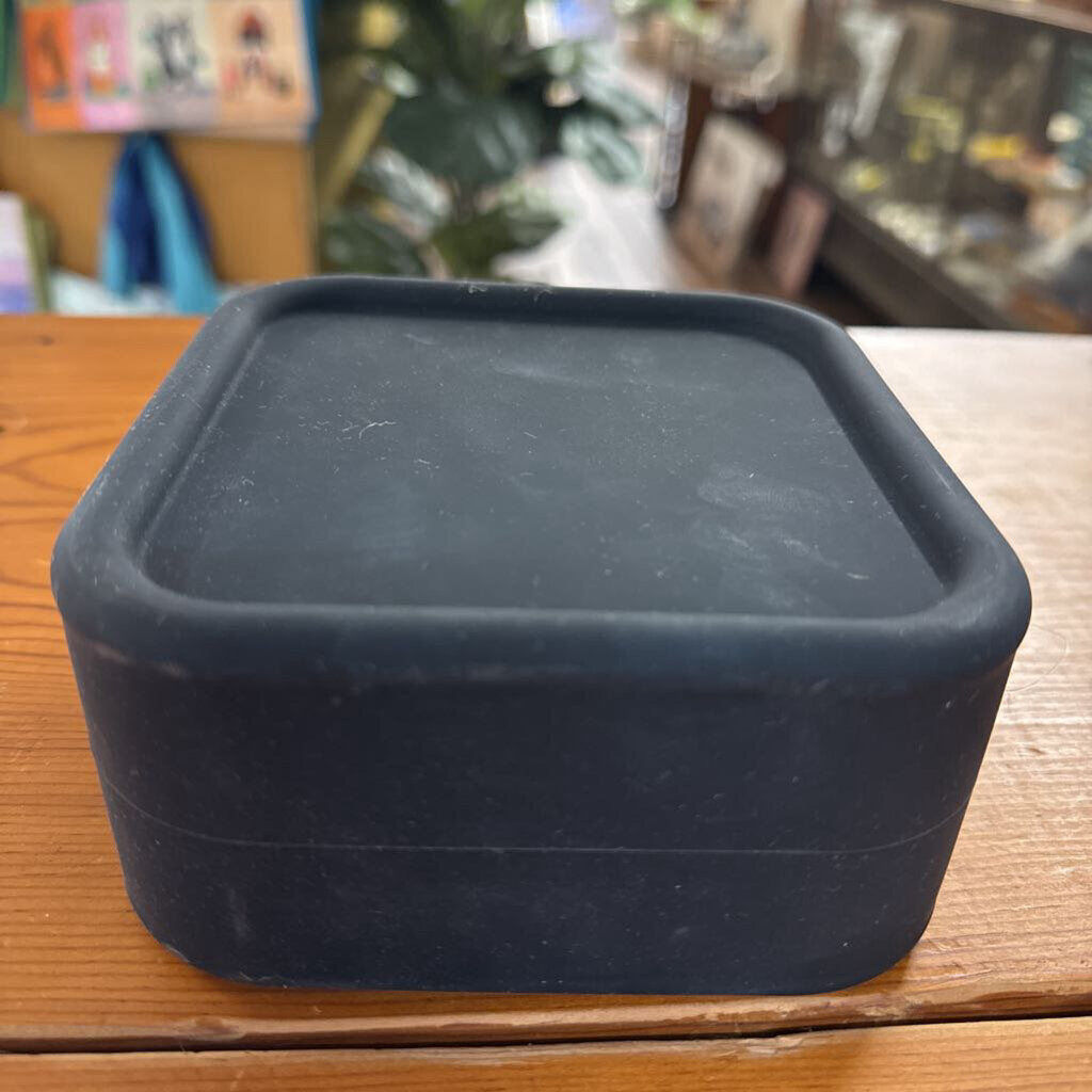 BLACK SQUARE SILICONE POUCH