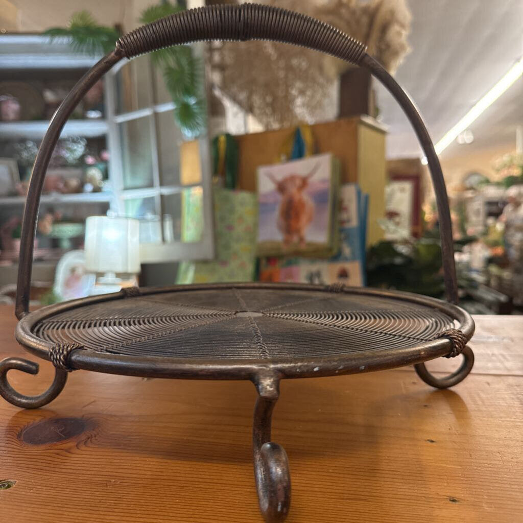METAL BRASS COLORED SERVING/DISPLAY BASKET