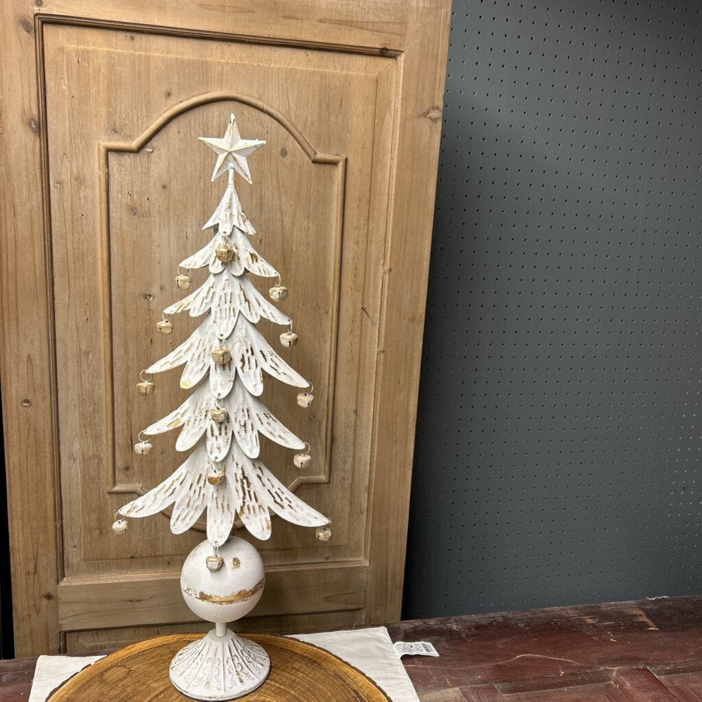 SM METAL WHITE AND GOLD CHRISTMAS TREE WITH BELLS