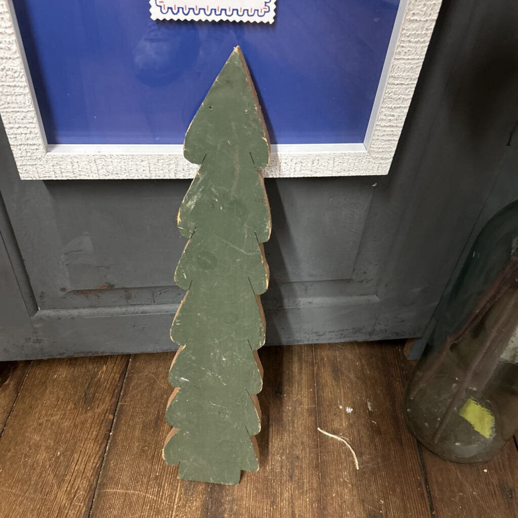 SMALL CURVED GREEN WOODEN CHRISTMAS TREE