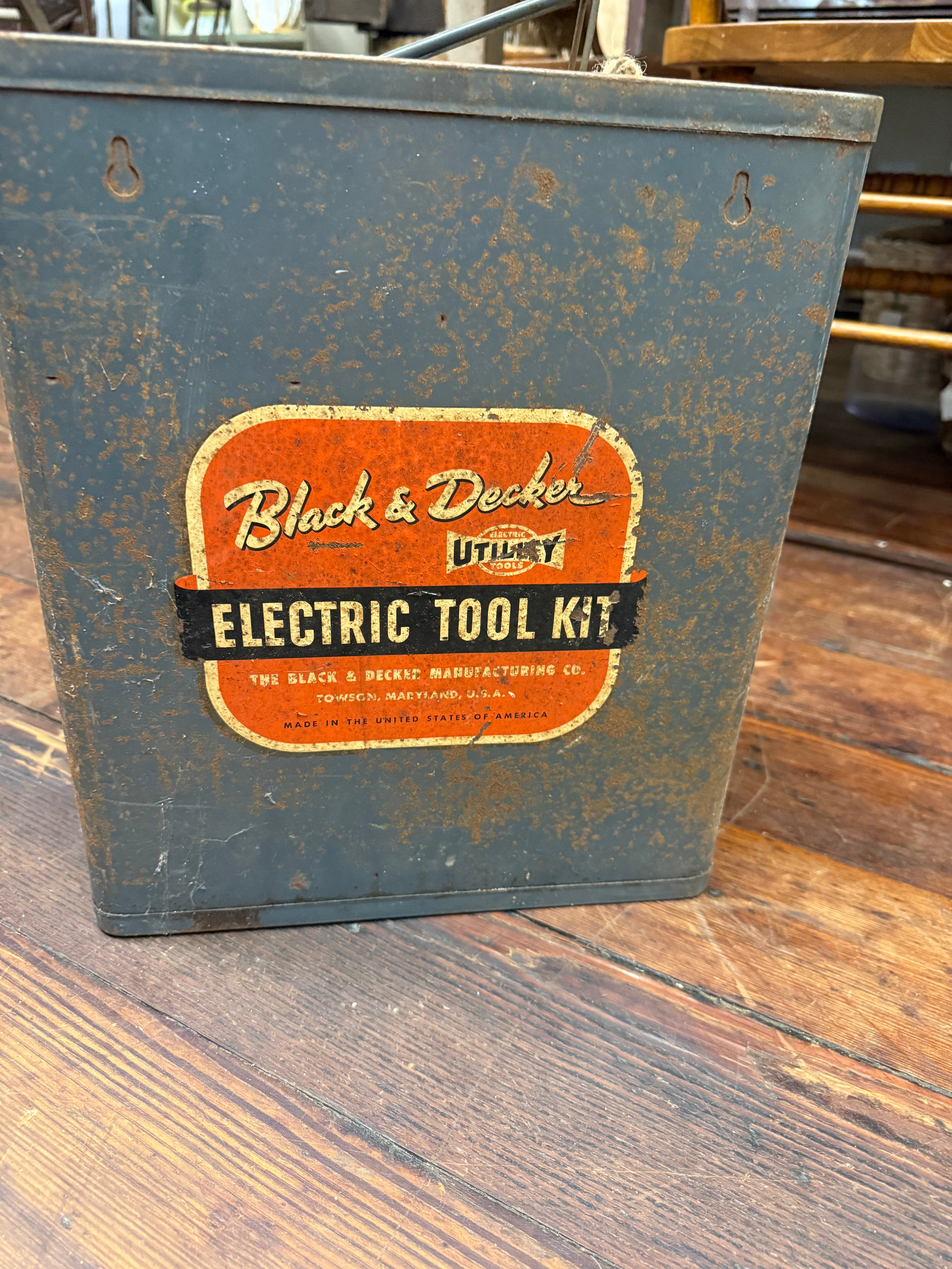 VINTAGE BLACK AND DECKER METAL TOOL CARRYING CASE