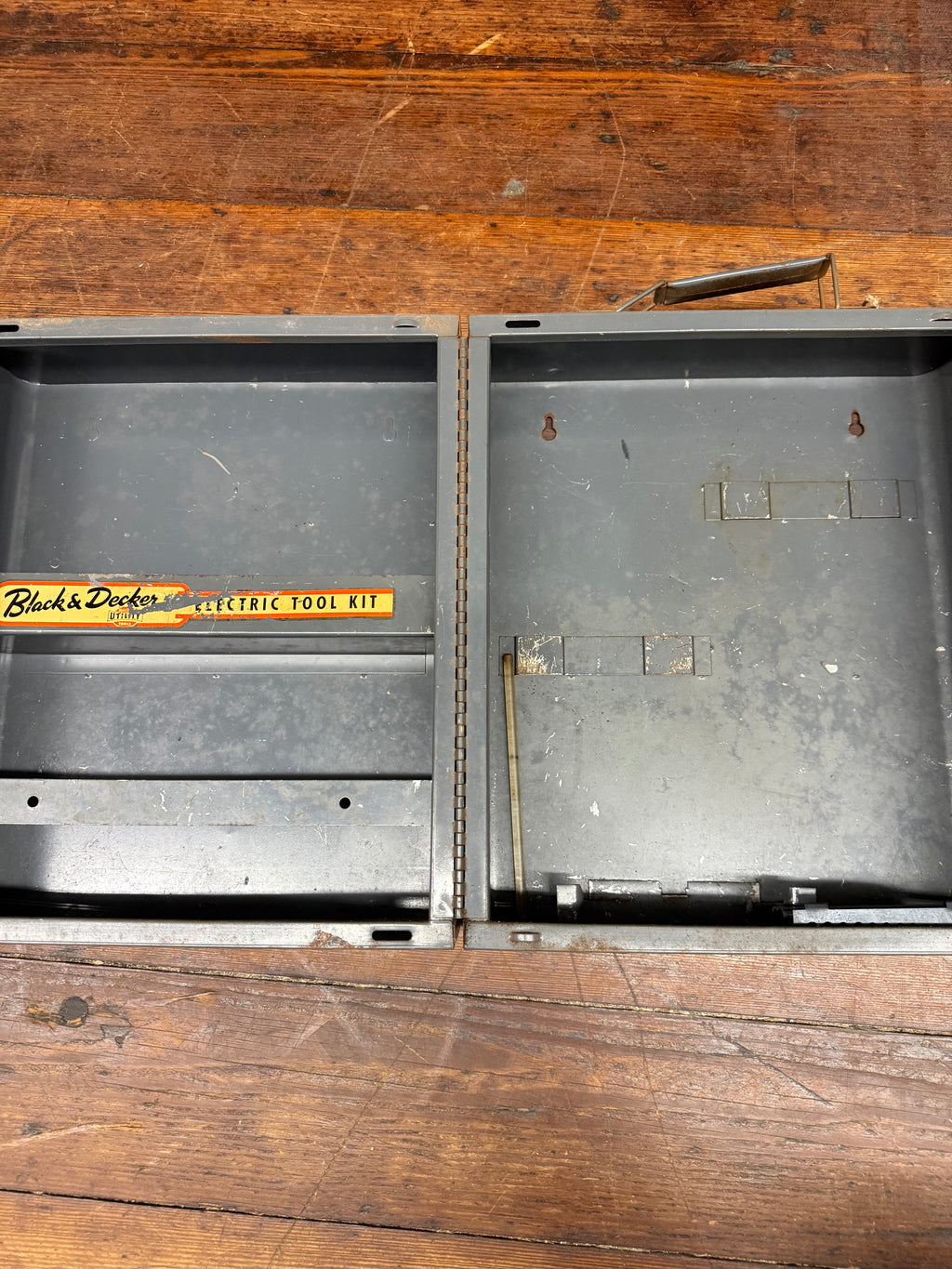 VINTAGE BLACK AND DECKER METAL TOOL CARRYING CASE